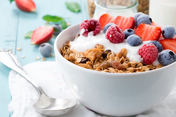 Yoghurt met bessen en granola